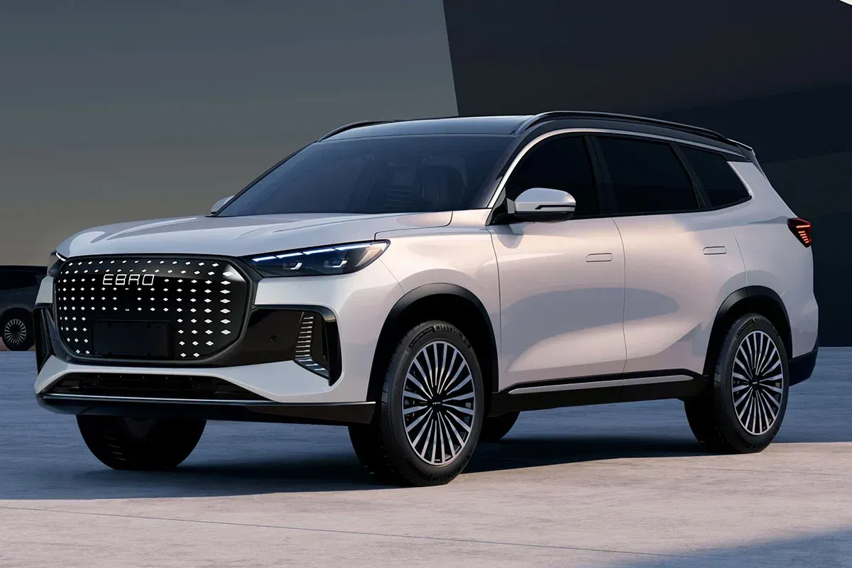 Prueba del EBRO S800 PHEV, el SUV de 7 plazas con enchufe que se planta a pecho descubierto