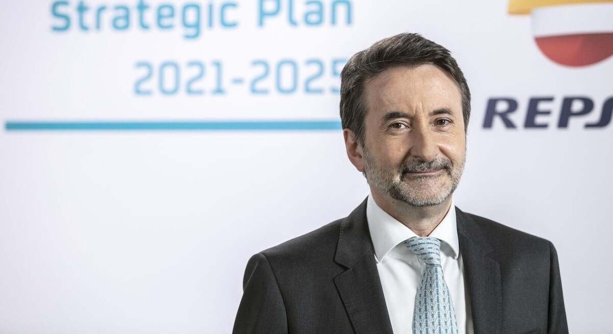 ¿Prohibir el coche térmico en 2035? El CEO de Repsol avisa que Europa juega con fuego