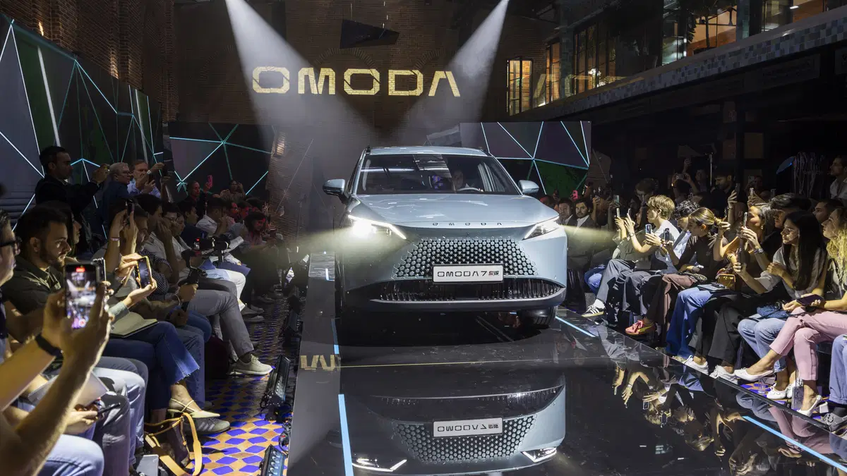 Omoda 7 SHS, el SUV híbrido enchufable que quiere comerse a los compactos con 90 km eléctricos y tecnología de alto voltaje