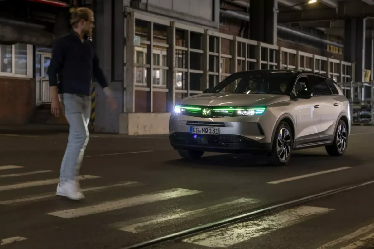 ¿Por qué el Opel Grandland ha perdido su logotipo? La sorprendente razón detrás del frontal anónimo que anticipa el futuro de los coches autónomos