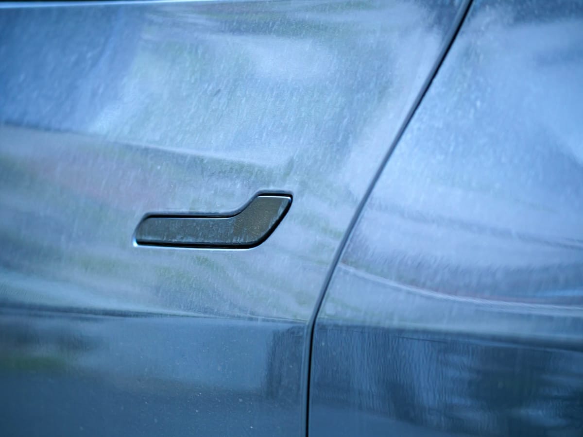 El fallo de las manillas eléctricas de Tesla: ¿innovación que atrapa… literalmente?