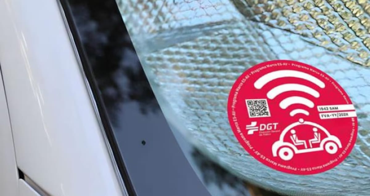 La nueva pegatina roja de la DGT: el misterioso distintivo que señala a los coches autónomos en pruebas