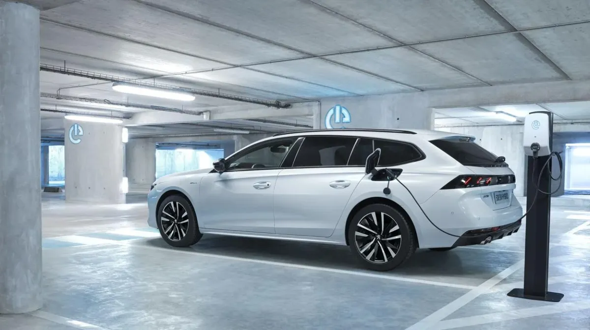 Peugeot lanza un híbrido inesperado, ¿el rival que Toyota no vio venir?