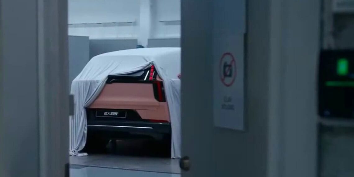 El nuevo Volvo EX60 promete más autonomía que un Tesla Model Y: así quiere destronar al rey eléctrico