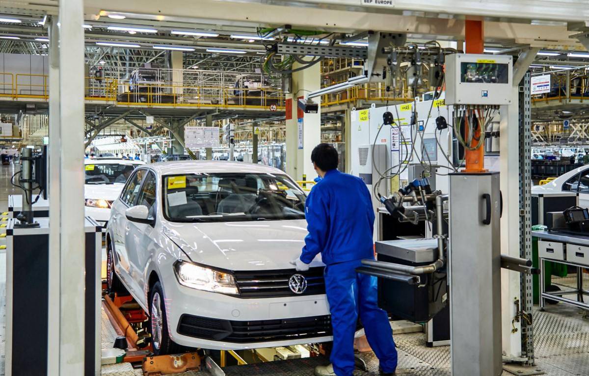 Los coches eléctricos de Volkswagen se acumulan en las fábricas mientras los de combustión no paran de venderse