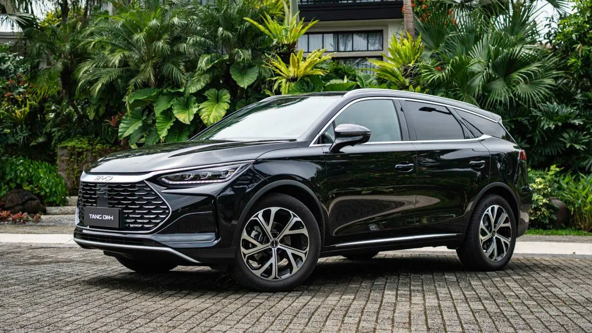 BYD Tang DM i 2026: 7 plazas, modo EREV y hasta 1.160 km para inquietar a Peugeot 5008 y Skoda Kodiaq