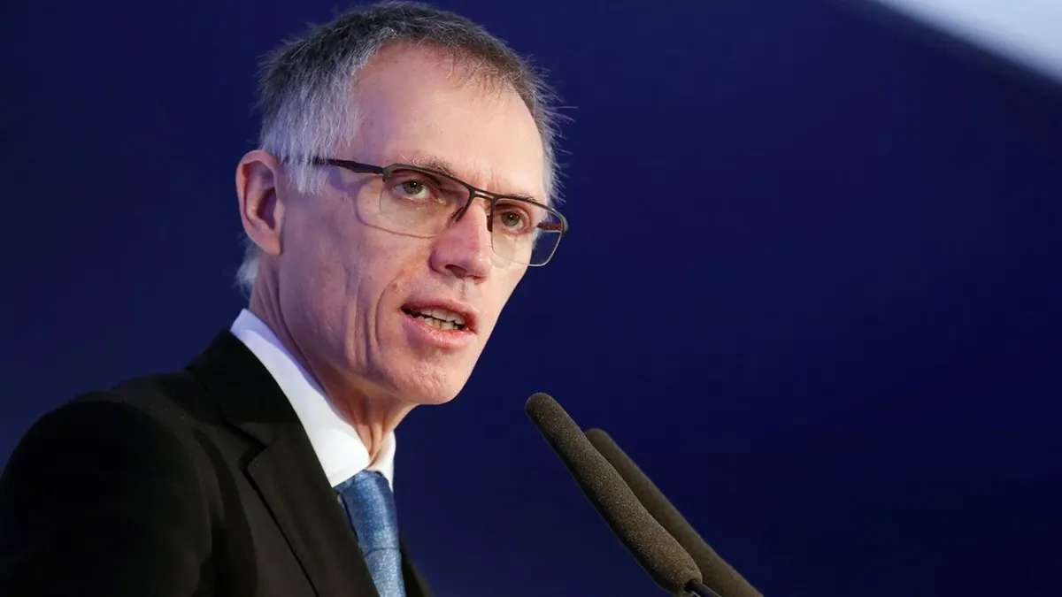 Carlos Tavares mira a Elon Musk y sentencia que Tesla está sobrevalorada y que BYD les pasará por encima