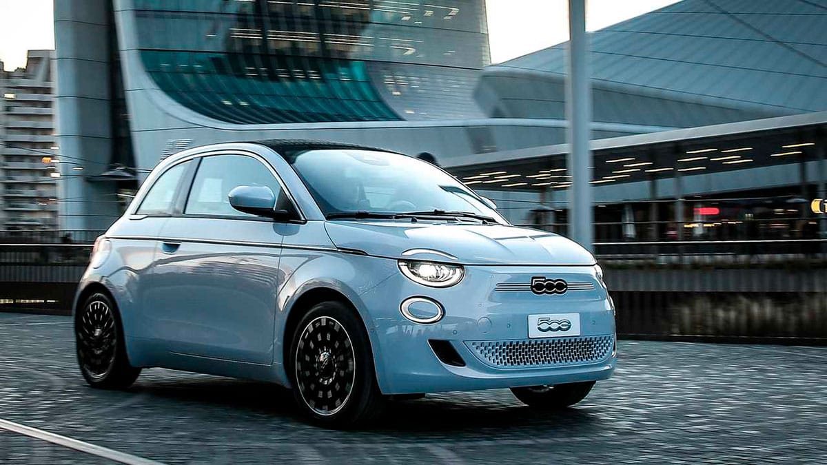 El Fiat 500e baja a tierra y te cuesta menos de medio euro diario en combustible