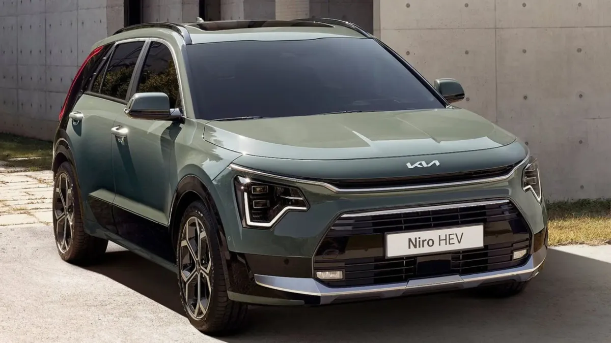El KIA Niro HEV rebaja 8.900 € y mete presión al Toyota C HR con precio de SEAT Ateca