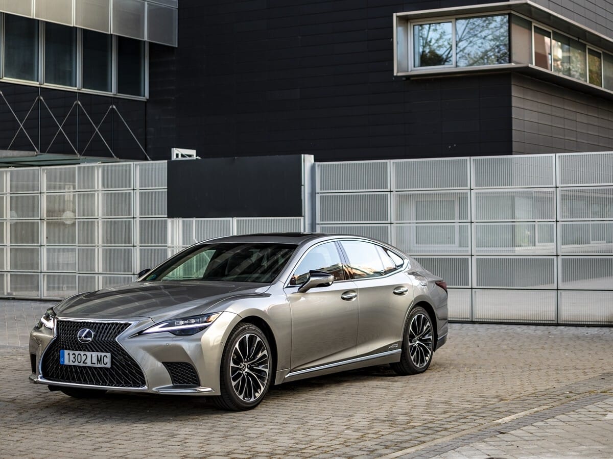 Descubre el secreto oculto del nuevo Lexus LS: de berlina a monovolumen de seis ruedas