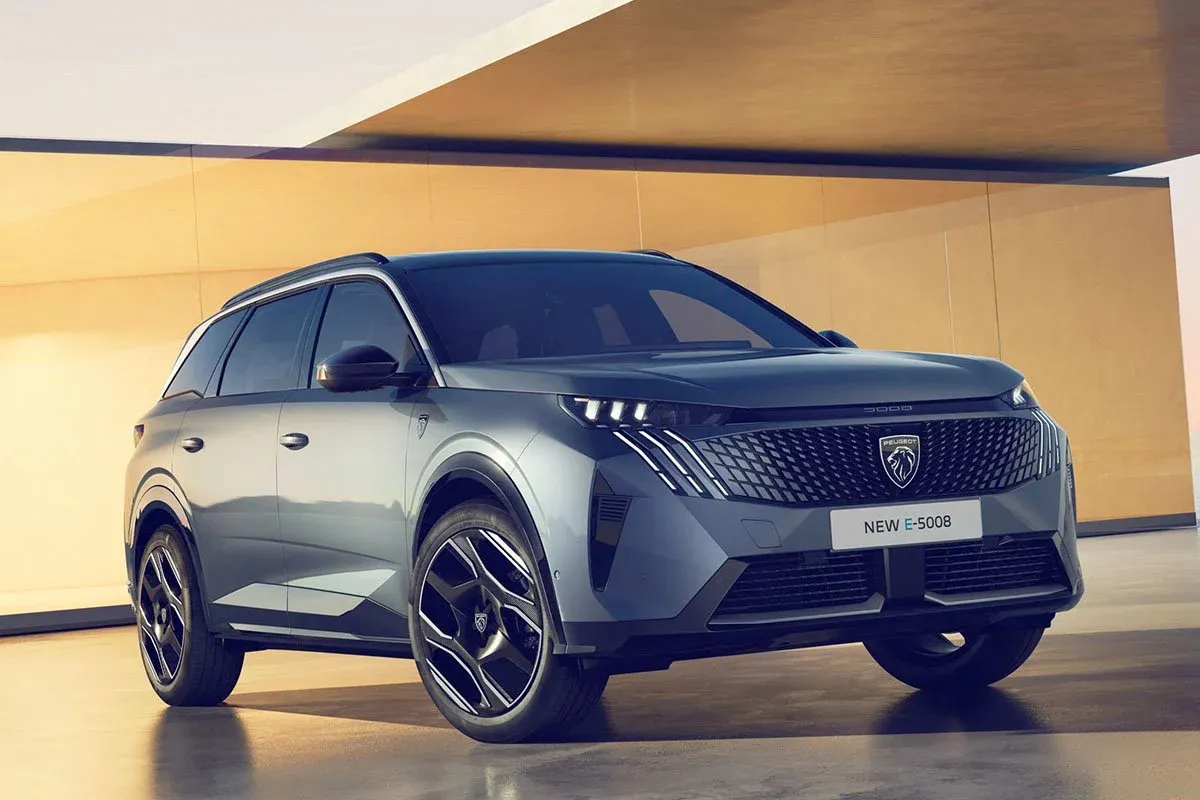 Prueba del Peugeot e-5008 de siete plazas, con hasta 660 kms y carga sensata que no asusta a Tesla