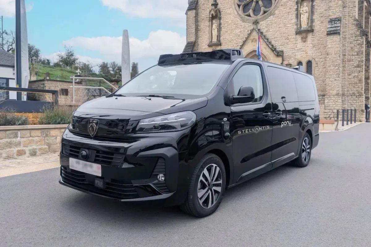 Stellantis se sube al robotaxi con Pony.ai y convierte sus furgonetas en la pista de pruebas ideal