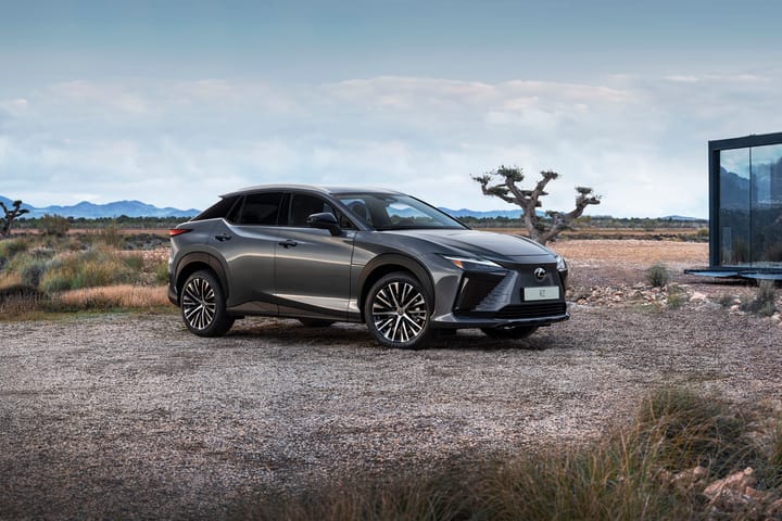Lexus RZ 300e e-Premium Design: el SUV eléctrico que va de traje pero corre descalzo