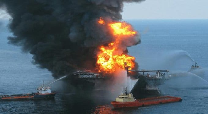 Incendio y caos a la deriva: 3.000 coches haciendo el Titanic eléctrico