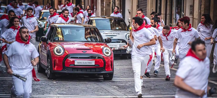San Fermín eléctrico, Pamplona se pasa de los toros al Mini