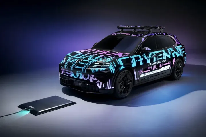 ¿Sabías que ya puedes cargar tu Porsche sin cables? Así es la revolucionaria carga inductiva del Cayenne