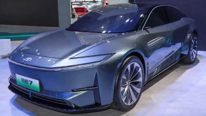 Toyota bZ7, el sedán eléctrico con ADN de Camry y cerebro Huawei que ni Elon Musk vio venir