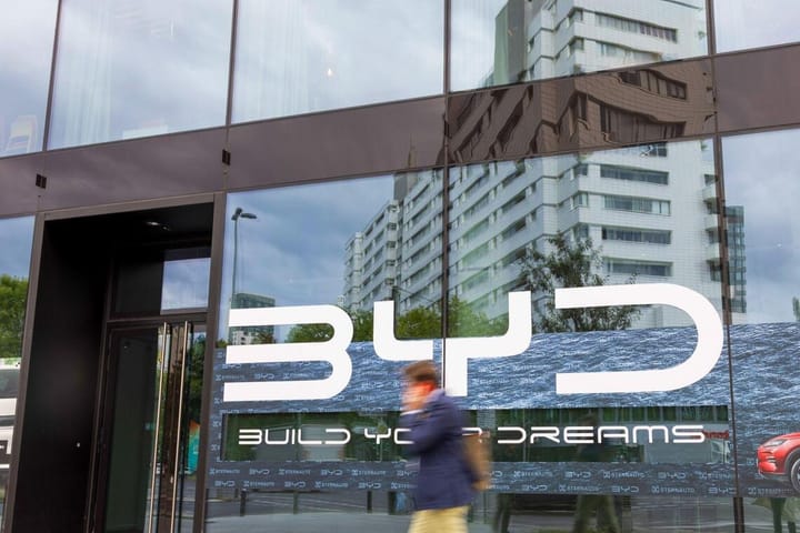 ¿Por qué BYD vende más pero vale menos? El misterio de la rentabilidad perdida en la guerra del coche eléctrico