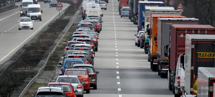 Carril de emergencias vs métodos tradicionales, análisis de la nueva norma de la DGT que cambiará la circulación en 2026