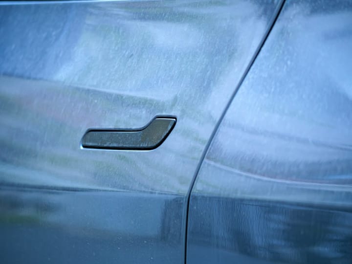 El fallo de las manillas eléctricas de Tesla: ¿innovación que atrapa… literalmente?