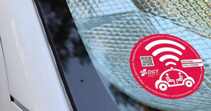 La nueva pegatina roja de la DGT: el misterioso distintivo que señala a los coches autónomos en pruebas