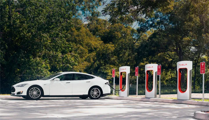 ¿Merece la pena cargar tu Tesla en un enchufe normal? Realidades, mitos y alguna que otra sorpresa