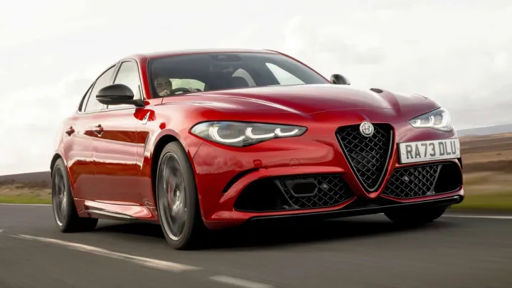 ¿Por qué Alfa Romeo frena su plan eléctrico y mantendrá a Giulia y Stelvio durante dos años más?