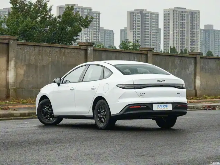 BYD lanza el Seal 05 DM-i: sedán híbrido enchufable de 9.650€ y 2.000 km de autonomía