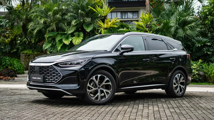 BYD Tang DM i 2026: 7 plazas, modo EREV y hasta 1.160 km para inquietar a Peugeot 5008 y Skoda Kodiaq