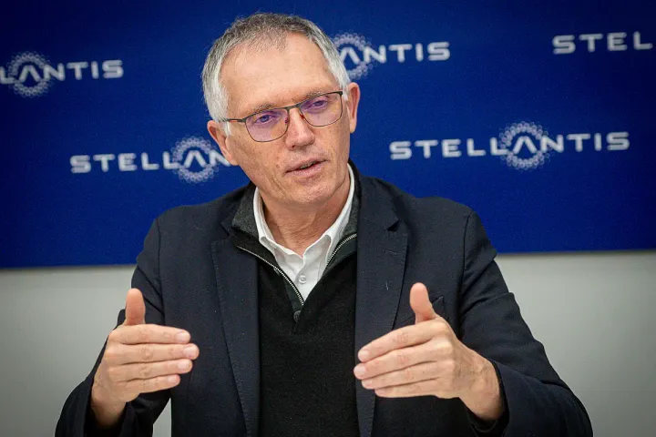 Carlos Tavares rompe el silencio: 48 horas para salir de Stellantis tras una llamada de Elkann