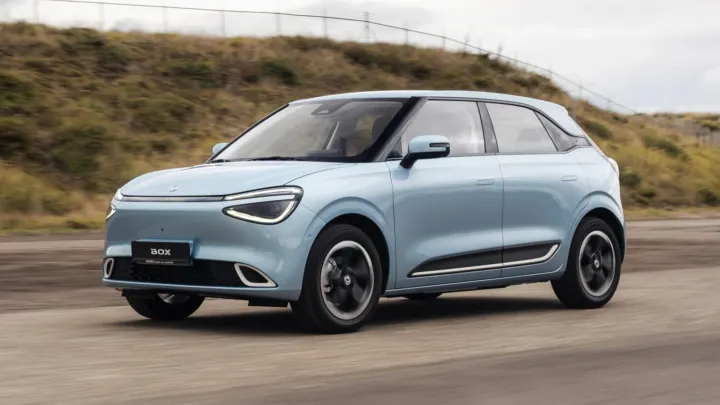 Este eléctrico desconocido arrincona al Renault 5 con 4.000 € de descuento y un maletero que no es de adorno
