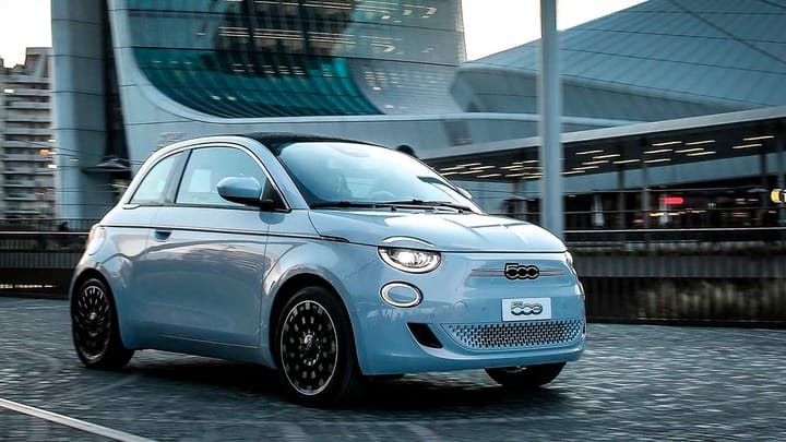 El Fiat 500e baja a tierra y te cuesta menos de medio euro diario en combustible