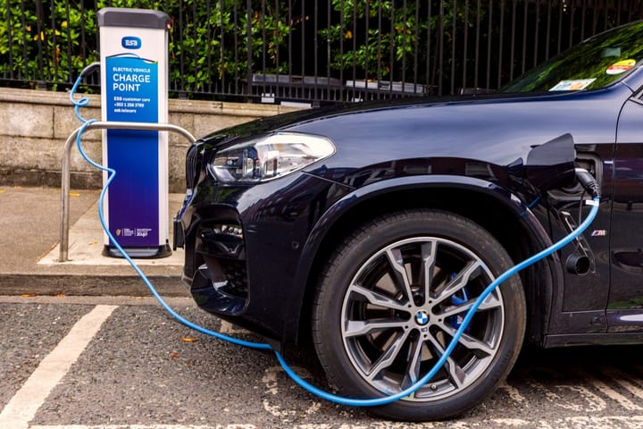 BMW no solo cumple con la UE sino que coloca el 24,5% de sus ventas en BEV sin contar el iX3