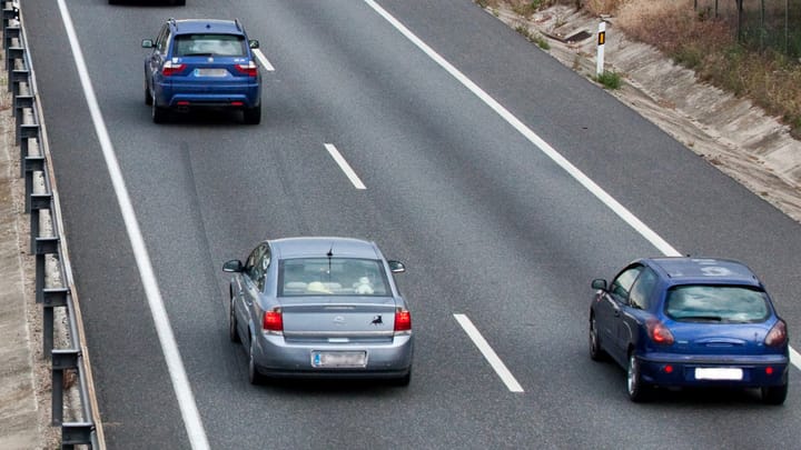 La DGT recuerda que circular siempre por el carril izquierdo puede costarte 200 euros